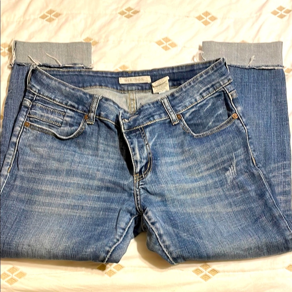 Stetson Pixie cut, slim fit jeans.